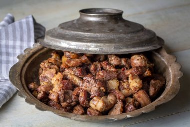 Müslümanlar Geleneksel Kurban Bayramı yemeği kuzusu, Türk kızartması bakır tencerede pişmiş et. Türk Kavurması. (Türkçe adı: Kurban kavurma)