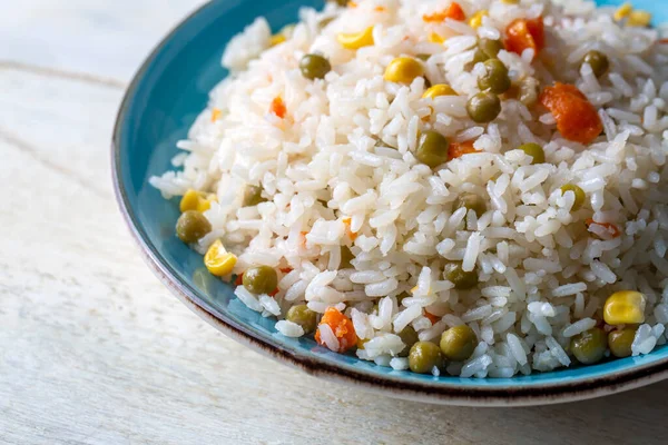 Yeşil bezelye, havuç ve tatlı mısırlı lezzetli sebze pilavı (Türkçe: sebzeli pilav))