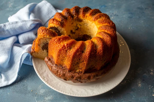 Lezzetli kurutulmuş meyveli pasta dilimlenmiş. Kurutulmuş meyveli kek. Pasta çok lezzetli, ev yapımı..