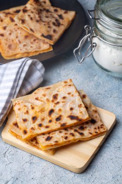 Geleneksel lezzetli Türk yemekleri; Patates Turtası (Türkçe adı; patatesli gozleme - gozleme)