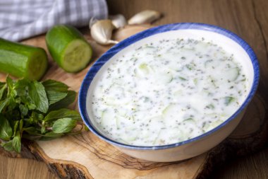Geleneksel lezzetli aperatif; tzatziki (Türkçe adı; kakik)