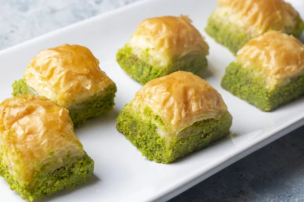 Geleneksel lezzetli Türk tatlısı; şam fıstıklı baklava (Türkçe adı; kuru baklava)