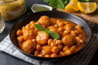 Geleneksel lezzetli Türk yemekleri; Bulgur çorbası (Türkçe adı; Anali Kizli, icli kofte)