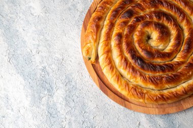 Türk Tepsi Boregi, Yuvarlak Borek, Tepsi hamur işi (Türkçe adı; rulo borek)