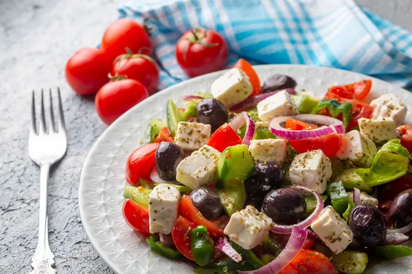 Griechischer Salat Mit Frischem Gemüse Feta Käse Und Kalamata Oliven — Stockfoto