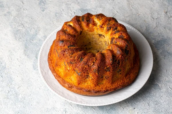 Lezzetli kurutulmuş meyveli pasta dilimlenmiş. Kurutulmuş meyveli kek. Pasta çok lezzetli, ev yapımı..