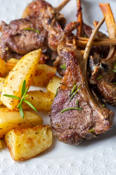 Izgara kuzu pirzola ve patates, nefis bir manzara.