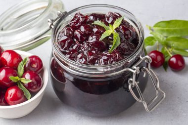 Taze ev yapımı kiraz reçeli, ekşi kiraz reçeli, Türkçe adı Visne receli.