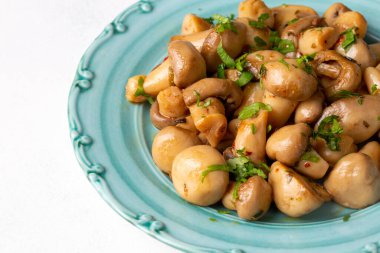 Lezzetli mantarlar sote (Türkçe: Mantar sote))