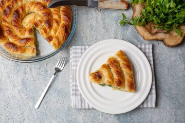 Türk Tepsi Boregi, Yuvarlak Borek, Tepsi hamur işi (Türkçe adı; rulo borek - ispanakli borek)