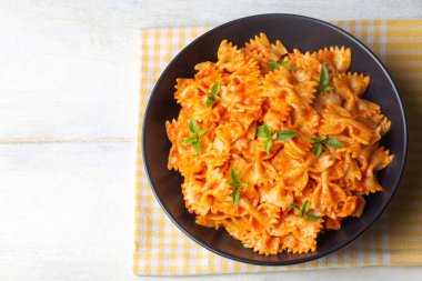 Domates soslu Farfalle makarna, papyonlu makarna sosu (Türkçe adı; domatesli kelebek makarna))