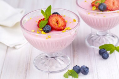 Yabanmersinli çilekli kremalı tatlı, çilekli puding.