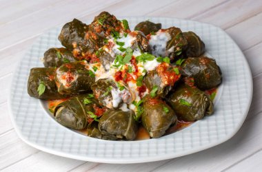 Haşlanmış yapraklı lahana dolması, geleneksel Türk türkçesi Karadeniz bölgesi yiyeceği, sarma, dolma (Türkçe adı Kara lahana sarmasi))
