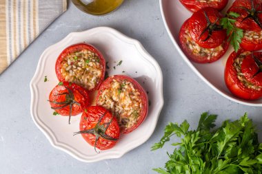 Geleneksel Türk yemekleri; pirinç ile doldurulmuş zeytin yağıyla doldurulmuş domatesler