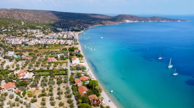 İzmir 'e bağlı olan Manal Körfezi, Mordogan Karaburun' daki derin mavi denizi ile huzurlu ve sessiz bir dinlenme alanıdır. İnsansız hava aracı ile hava görüntüsü. İzmir - Türkiye