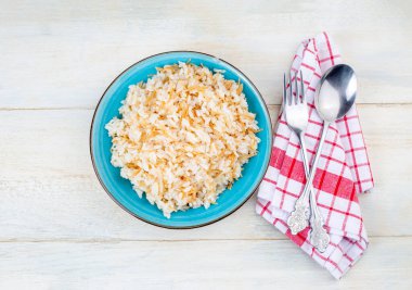 Geleneksel lezzetli Türk yemekleri; Türk usulü pirinç pilavı (Türkçe adı; Tel sehriyeli pirinc pilavi)