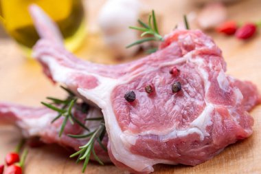 Çiğ kuzu pirzolası, yemek konsepti fotoğrafı.