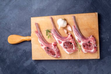 Çiğ kuzu pirzolası, yemek konsepti fotoğrafı.