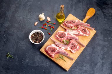 Çiğ kuzu pirzolası, yemek konsepti fotoğrafı.