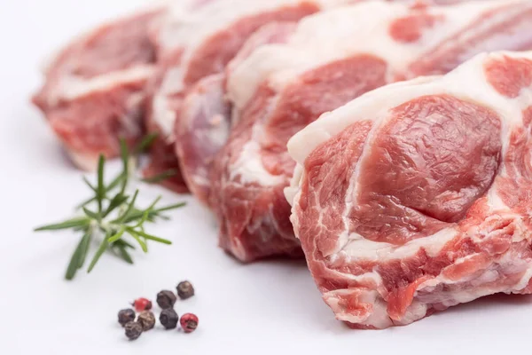 Çiğ kuzu pirzolası, yemek konsepti fotoğrafı.