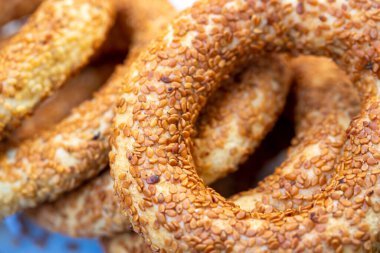 Susamlı Türk simidi. Türkçe adı: Kandil simidi