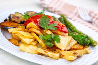 Türk usulü karışık sebze kızartması (Karisik Kizartma)