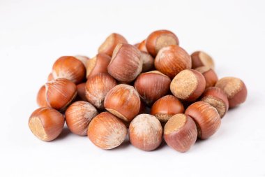 Beyaz arka planda kabuklu fındıklar