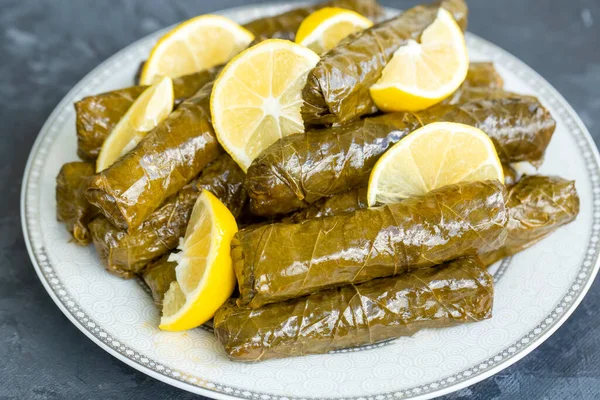 Traditionele Heerlijke Turkse Voedingsmiddelen Gevulde Bladeren Yaprak Sarmasi — Stockfoto