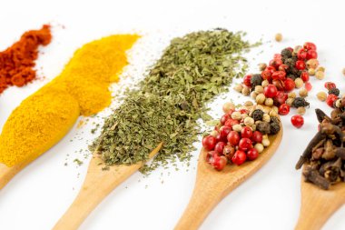 Üst görünüm baharat ve otları farklı boyutlarda terakotta tencereleriyle karıştırın. Tasarım sebzeleri, sağlıklı yaşam biçimi, baharatlar, otlar veya yiyecekler için kopyalama alanı ile beyaz zemin üzerinde..