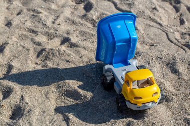 Kumsalda oyuncak kum kamyonu