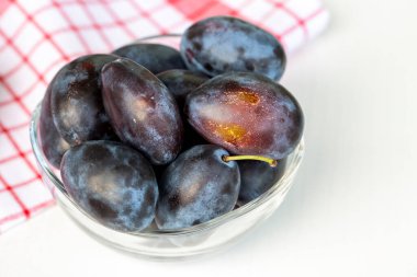 Beyaz arkaplanda mor erik