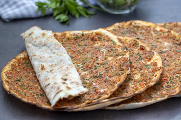 トルコ料理トルコのピザ Lahmacun — ストック写真