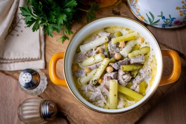 Siveydiz (Türkçe: Antep Style Local Food) taze sarımsak ve kuzu etiyle yapılan bir Antep tabağıdır. Türkçe isim; Siveydiz