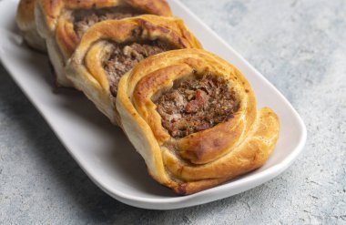 Geleneksel lezzetli Türk yemekleri; Türkiye 'nin kıymalı Kaytaz pastası Hatay - Antakya bölgesi (Türkçe adı: Kaytaz boregi)