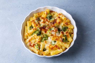 Brokoli ve tavuklu makarna. Brokoli, peynir ve fırında makarna sosu..