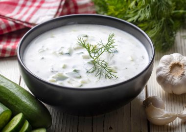 Geleneksel lezzetli aperatif; tzatziki (Türkçe adı; kakik)
