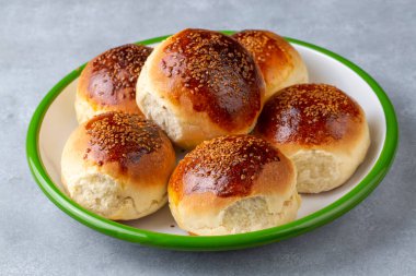 Geleneksel lezzetli el yapımı Türk hamur işi peynirli hamur işi (Türkçe adı: pogaca))