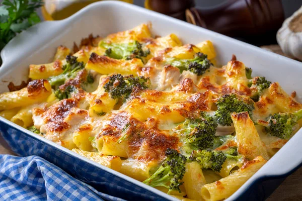 Pastas Horneadas Con Brócoli Pollo —  Fotos de Stock