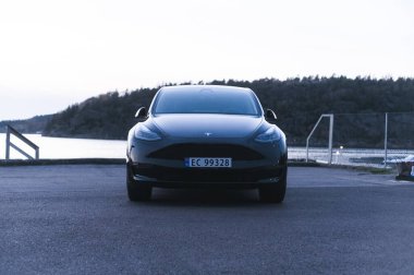 Tonsberg, Norveç - 27 Ekim 2021: siyah Tesla modeli Y Long Range çift motorlu elektrikli otomobil 