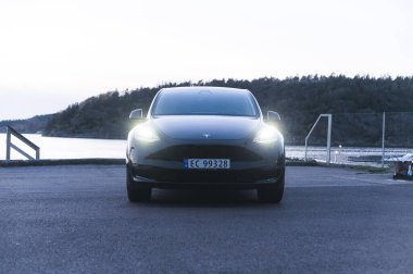 Tonsberg, Norveç - 27 Ekim 2021: siyah Tesla modeli Y Long Range çift motorlu elektrikli otomobil 