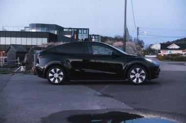 Tonsberg, Norveç - 27 Ekim 2021: siyah Tesla modeli Y Long Range çift motorlu elektrikli otomobil 
