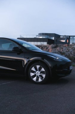 Tonsberg, Norveç - 27 Ekim 2021: siyah Tesla modeli Y Long Range çift motorlu elektrikli otomobil 