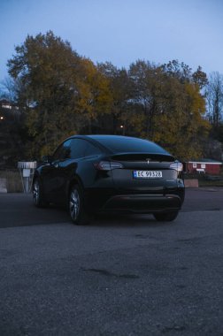 Tonsberg, Norveç - 27 Ekim 2021: siyah Tesla modeli Y Long Range çift motorlu elektrikli otomobil 