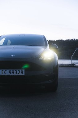 Tonsberg, Norveç - 27 Ekim 2021: siyah Tesla modeli Y Long Range çift motorlu elektrikli otomobil 