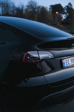 Tonsberg, Norveç - 27 Ekim 2021: siyah Tesla modeli Y Long Range çift motorlu elektrikli otomobil 