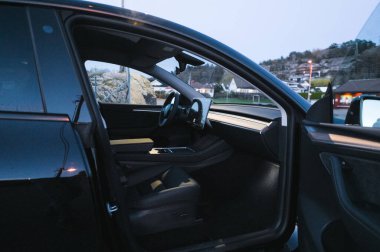 Tonsberg, Norveç - 27 Ekim 2021: siyah Tesla modeli Y Long Range çift motorlu elektrikli otomobil 