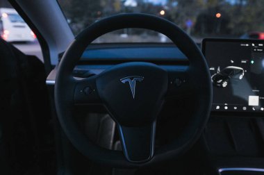 Tonsberg, Norveç - 27 Ekim 2021: siyah Tesla modeli Y Long Range çift motorlu elektrikli otomobil 