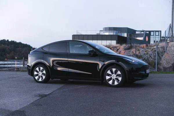 Tonsberg, Norveç - 27 Ekim 2021: siyah Tesla modeli Y Long Range çift motorlu elektrikli otomobil 