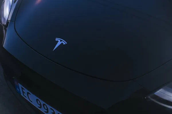 ノルウェーのトンスバーグ 2021年10月27日 ブラックテスラモデルYロングレンジデュアルモータは電気自動車です — ストック写真