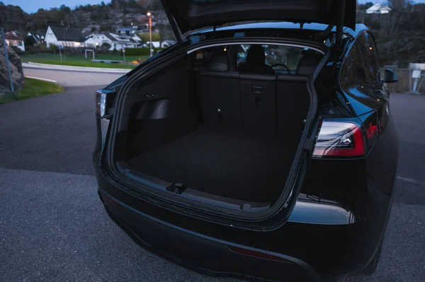 2021年10月27日 一辆黑色Tesla型Y型长程双马达是一辆电动汽车 — 图库照片